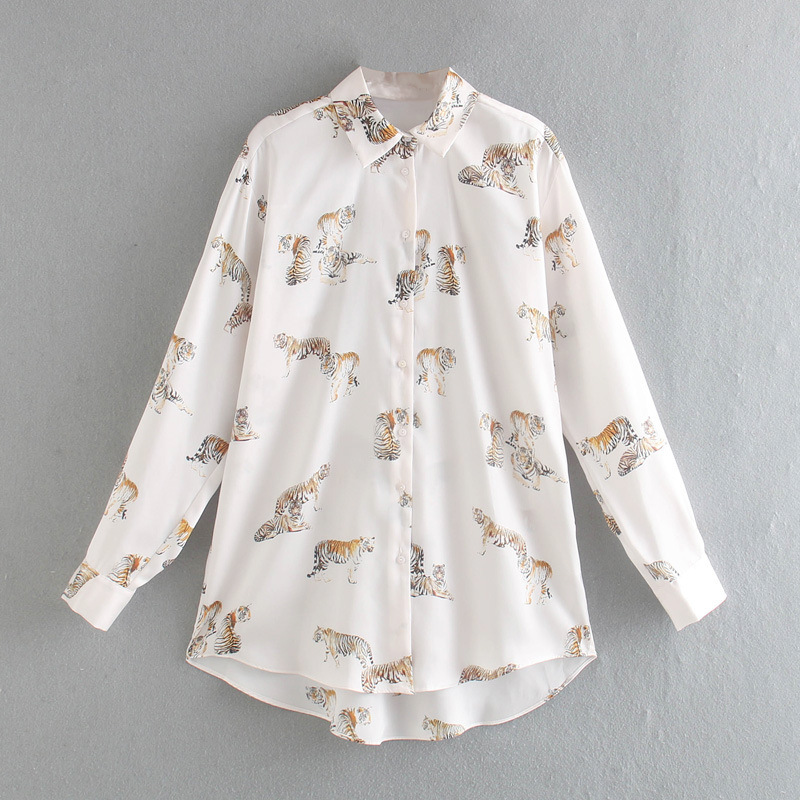 Satin silk shirt with a modern and practical design, offering an elegant and distinctive look