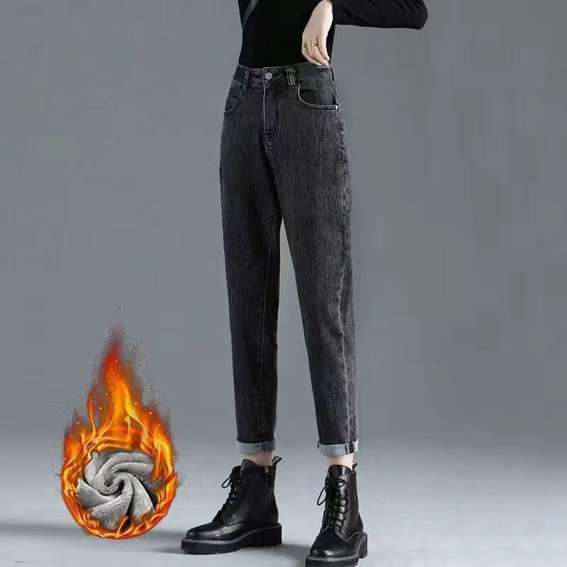 Elegant Women's High-Waisted Cropped Jeans – Modern and Minimalist Design
