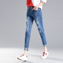 Women's wide-leg jeans with a modern and elegant design that combines comfort and contemporary style for a standout everyday look