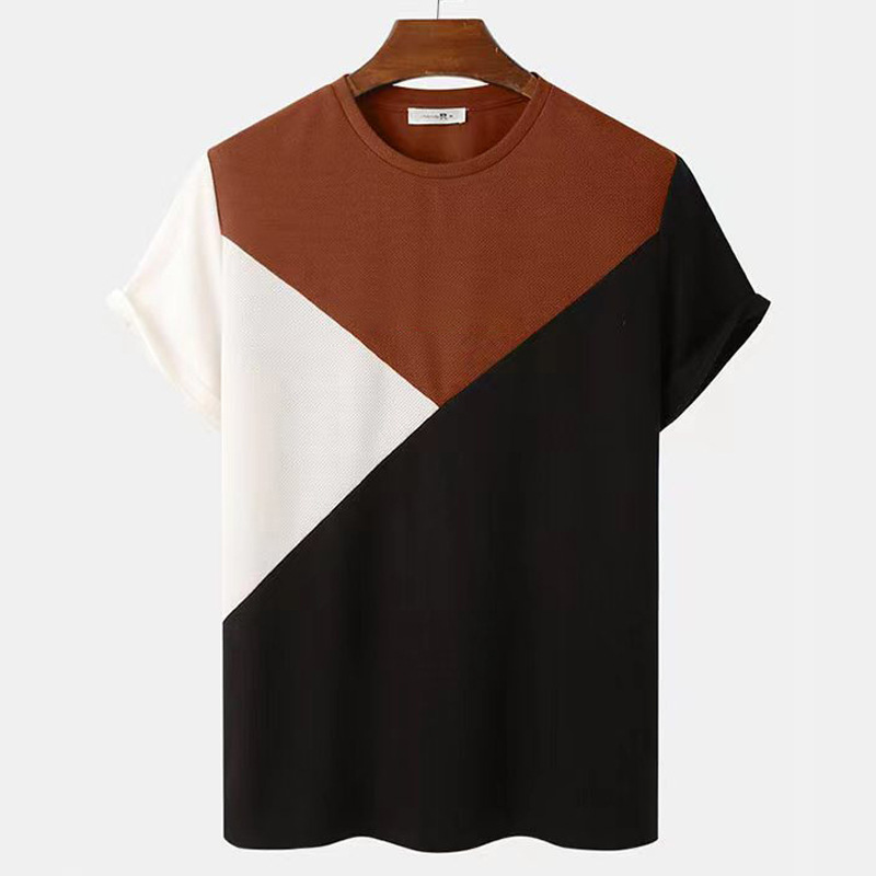 Men’s short-sleeved knitted top featuring a striped 3D print design. Combines modern style with comfortable fabric — perfect for casual summer looks