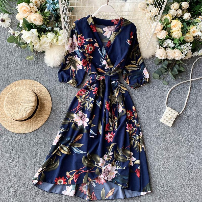 Elegant dress with a V-neckline and puff sleeves, designed with a defined waist to highlight the figure and offer a refined feminine look