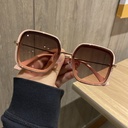 نظارات شمسية نسائية بإطار مربع كبير بتصميم كلاسيكي أنيق