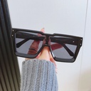 نظارات شمسية نسائية أنيقة بإطار نحيف وتصميم عصري يبرز ملامح الوجه بأسلوب راقٍ