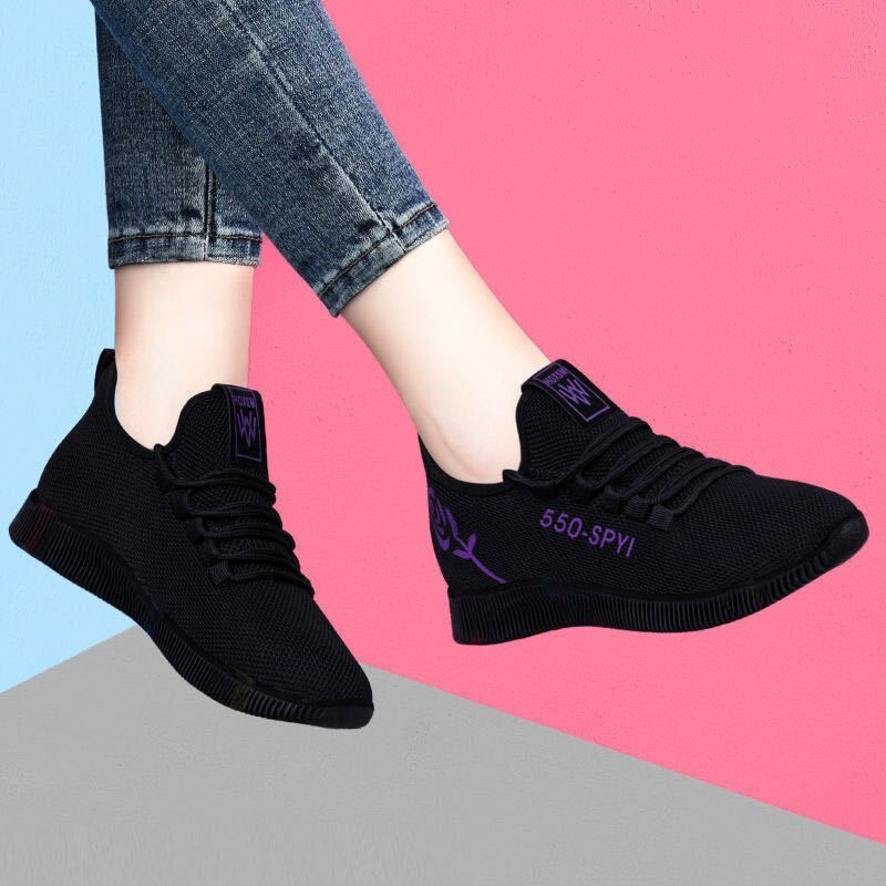 Flat sports shoes made of breathable mesh fabric