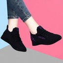 Flat sports shoes made of breathable mesh fabric