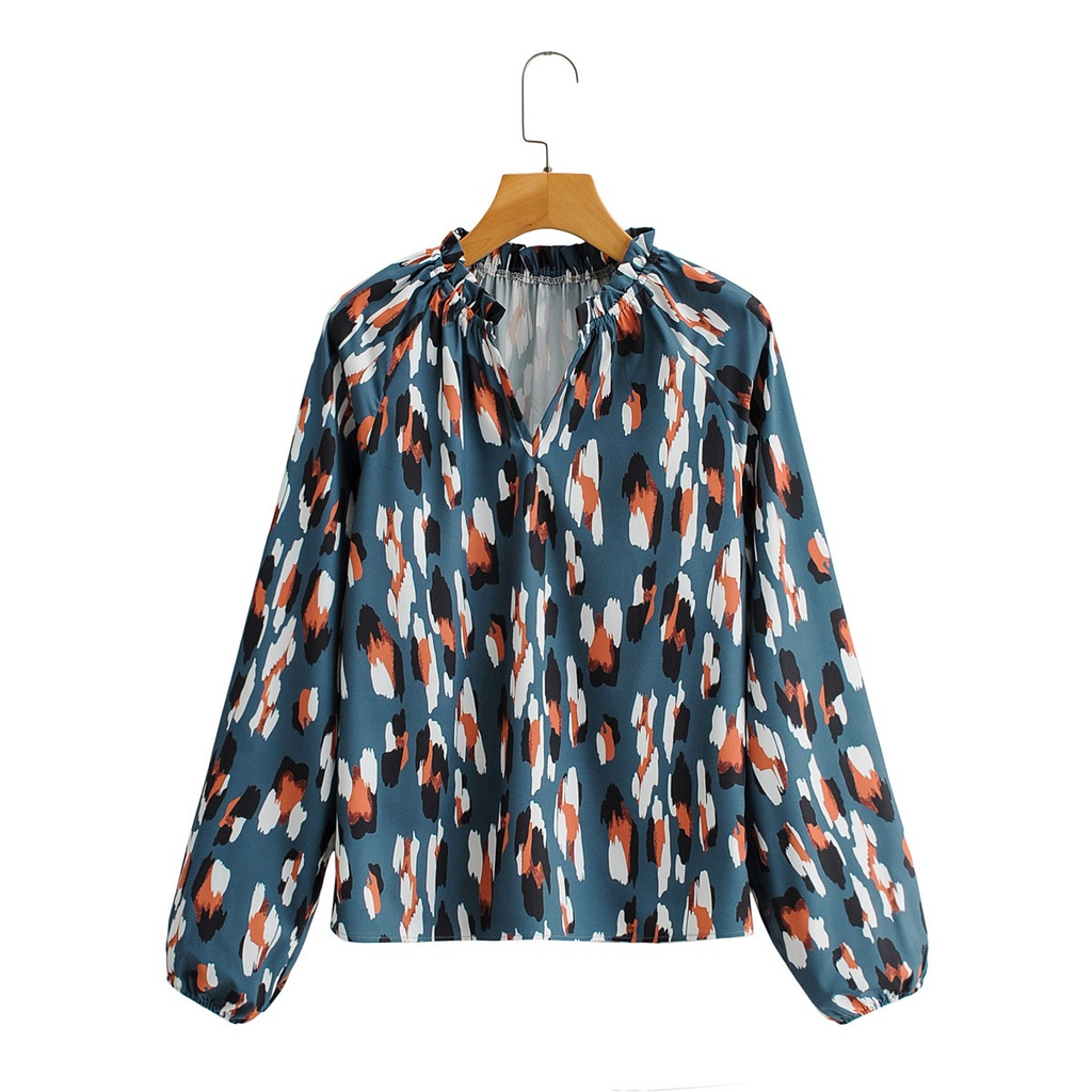 V-neck shirt with polka dot print, featuring lantern sleeves and an elegant pullover design