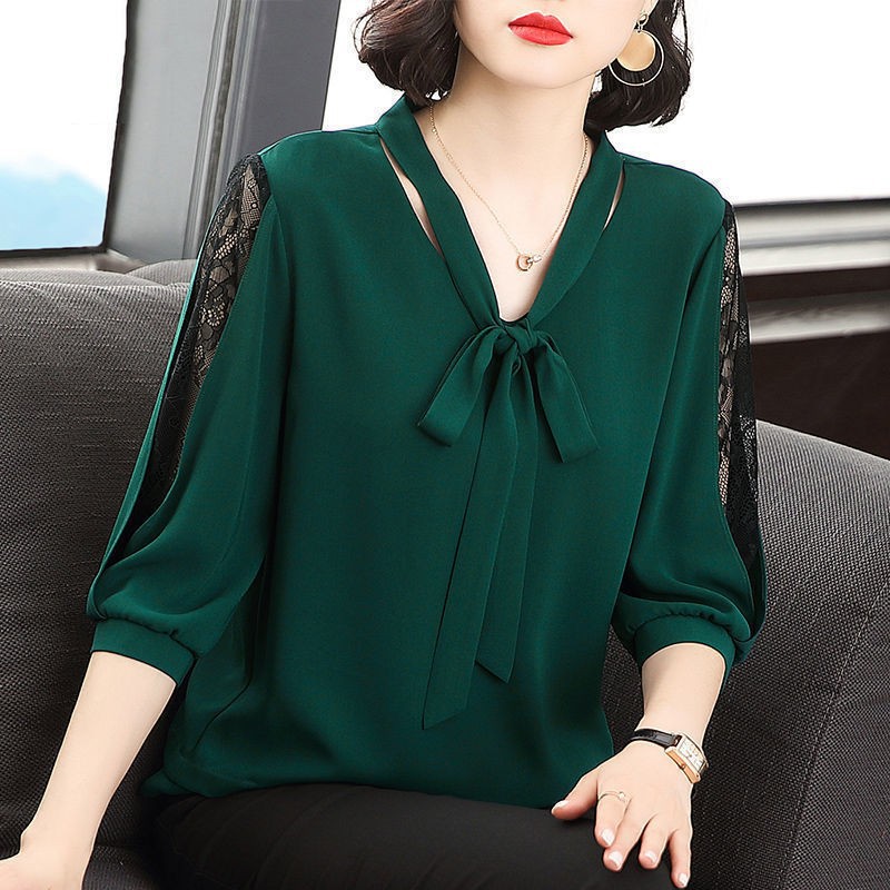بلوزة نسائية فضفاضة بأكمام قصيرة، بتصميم مريح يناسب المقاسات الكبيرة والإطلالات اليومية العصرية