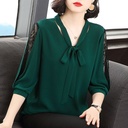 بلوزة نسائية فضفاضة بأكمام قصيرة، بتصميم مريح يناسب المقاسات الكبيرة والإطلالات اليومية العصرية