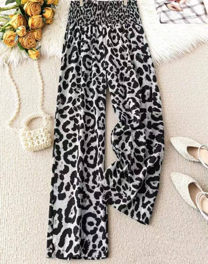 Casual pants with leopard and floral print, featuring an elastic waist and wide legs for a comfortable and elegant fit