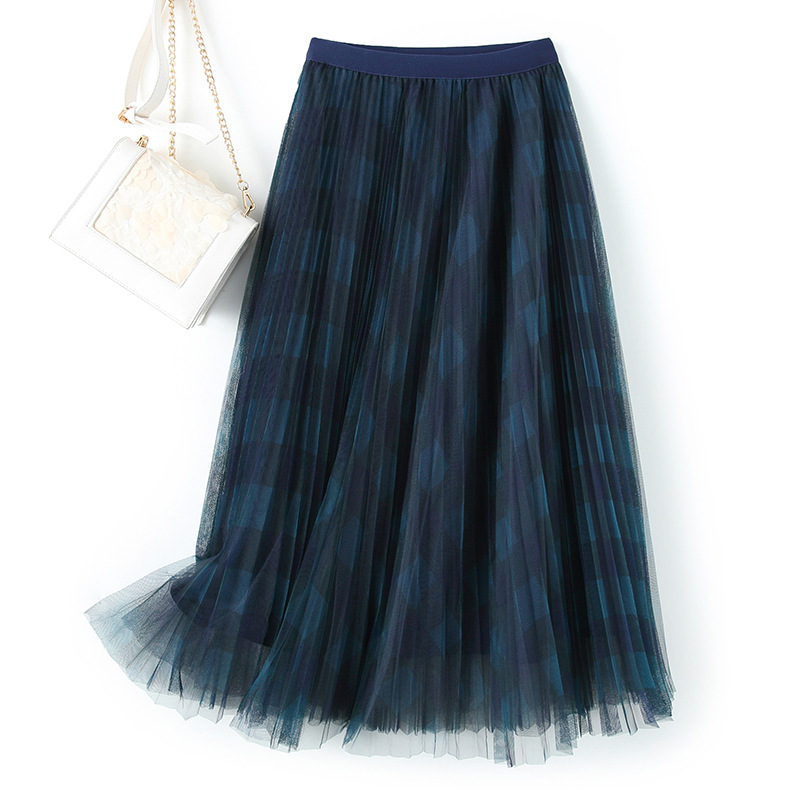 Mesh skirt with pleated folds, high waist, and mid-length — perfect for elegant and breezy spring outfits