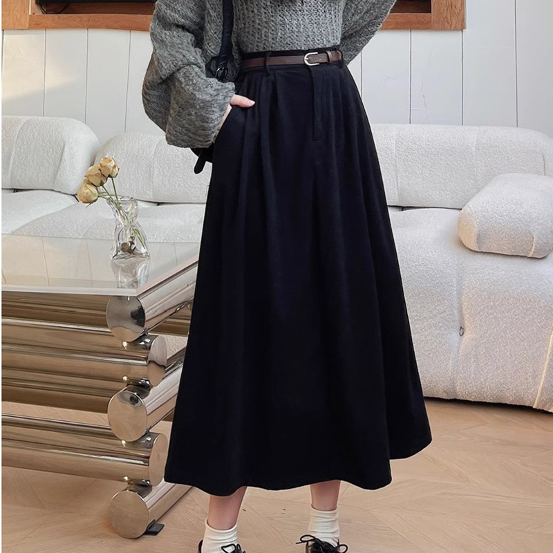 Long skirt with a high waist and wide hem, featuring an elegant design suitable for all seasons