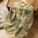 Elegant retro-inspired blouse featuring a classic lapel and three-quarter sleeves, made from lightweight fabric for a refined and graceful look