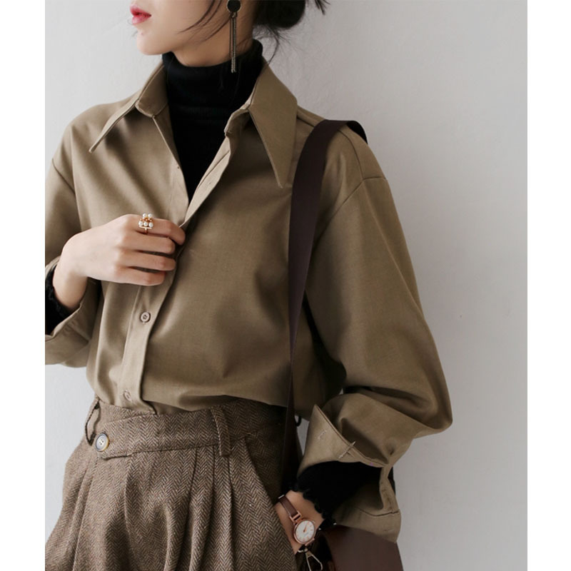 Elegant loose-fitting women's shirt with long sleeves and a solid color, suitable for all occasions