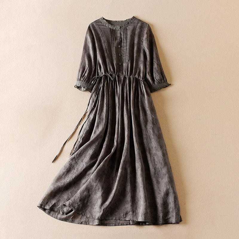 Elegant European-style casual dress with a long silhouette