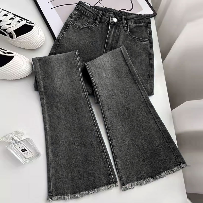 Women's slim-fit jeans with a modern and personalized touch, inspired by European style