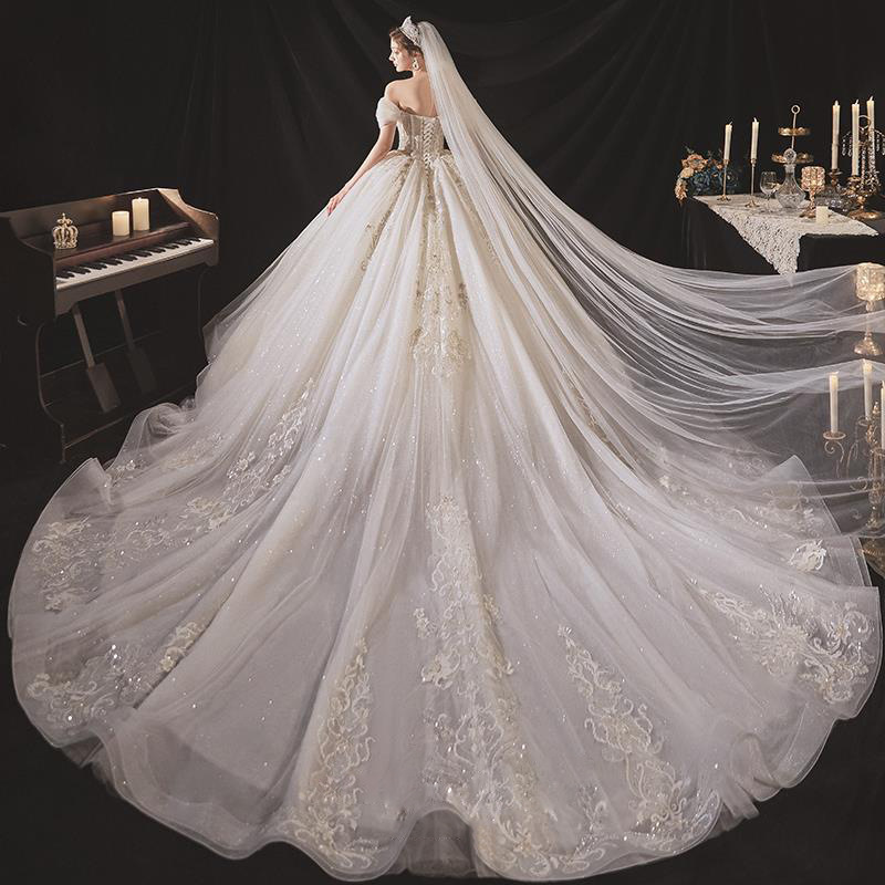 A wedding dress with a modern and elegant design that captures attention, adorned with soft tulle and crystal details