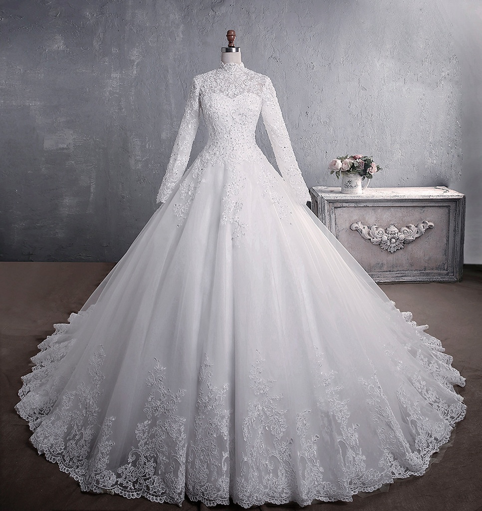 Elegant white dress embroidered with luxurious lace, giving you a captivating and refined look