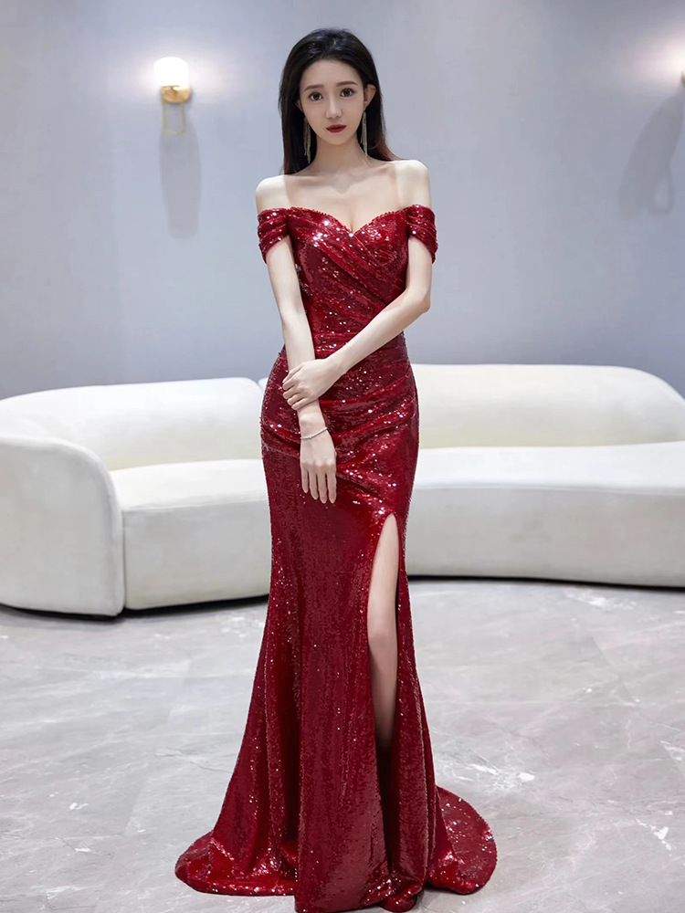 Wine red evening dress with a fishtail cut and an elegant slit