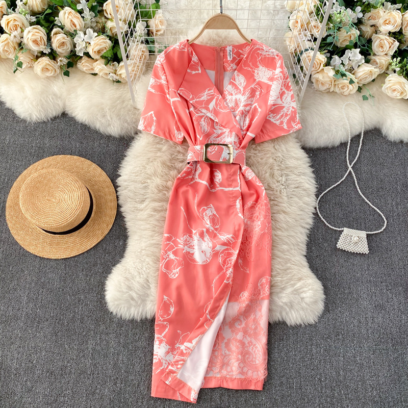 A lightweight dress with elegant prints and delicate lace embroidery