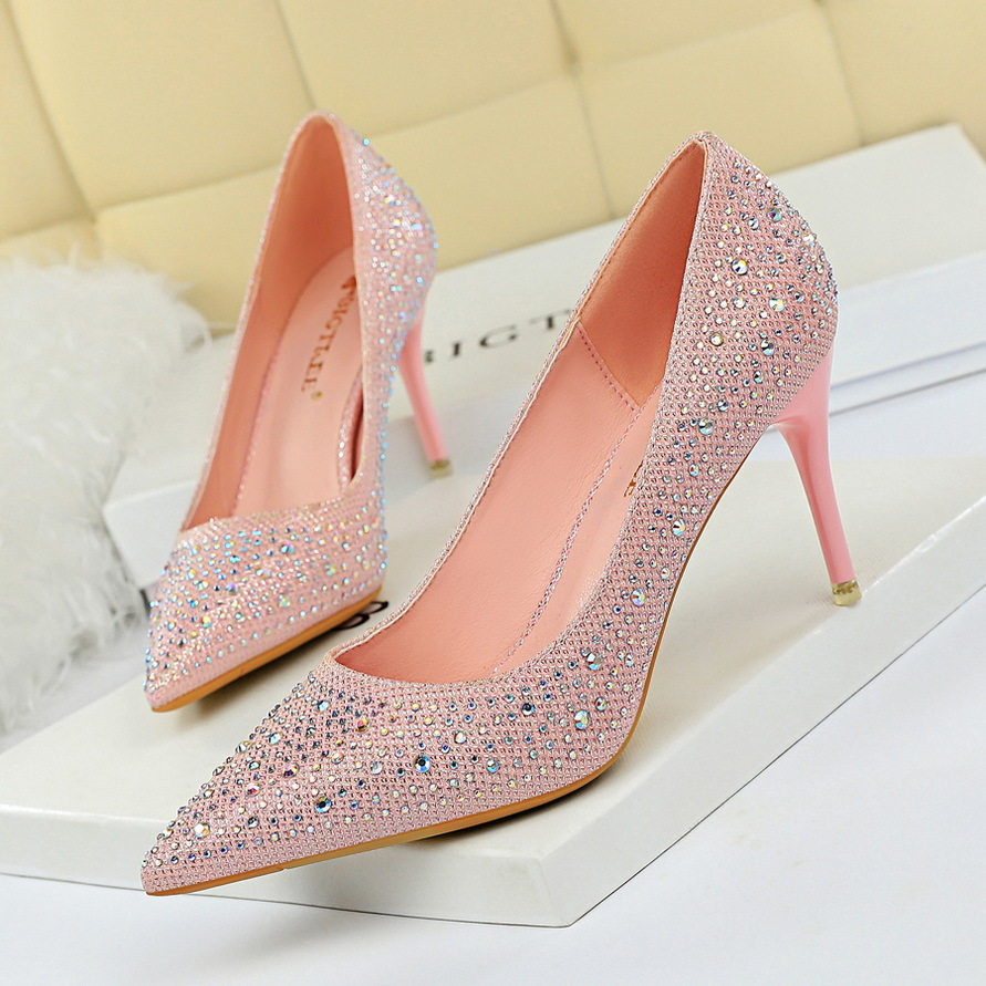 Modern stiletto shoe inspired by European style