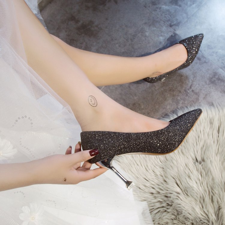 Shiny sequin-embroidered shoes featuring a cutout and pointed toe