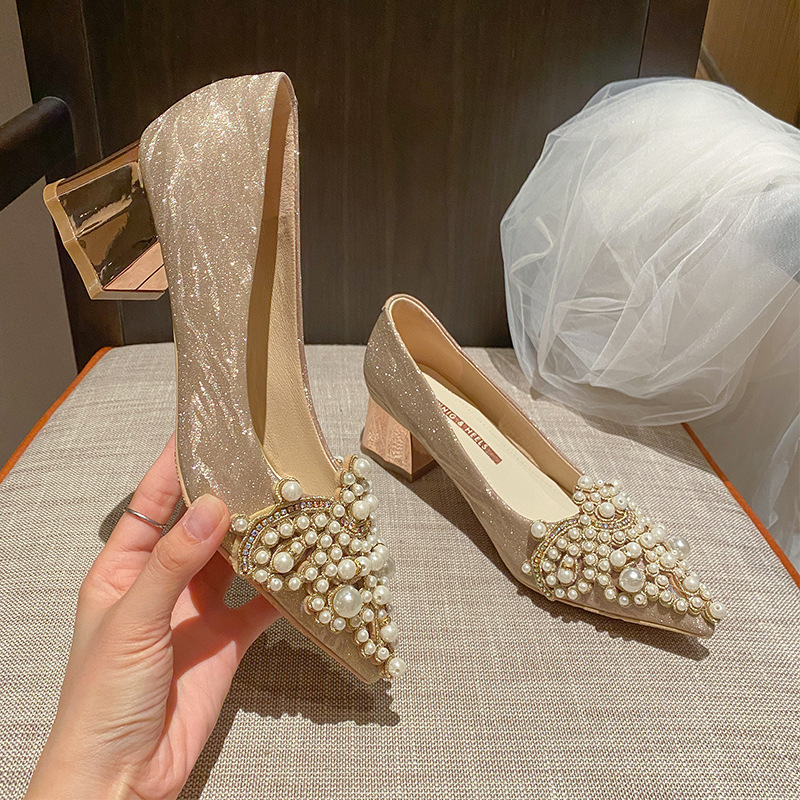 Luxury shoes with a French style and an elegant pointed-toe design