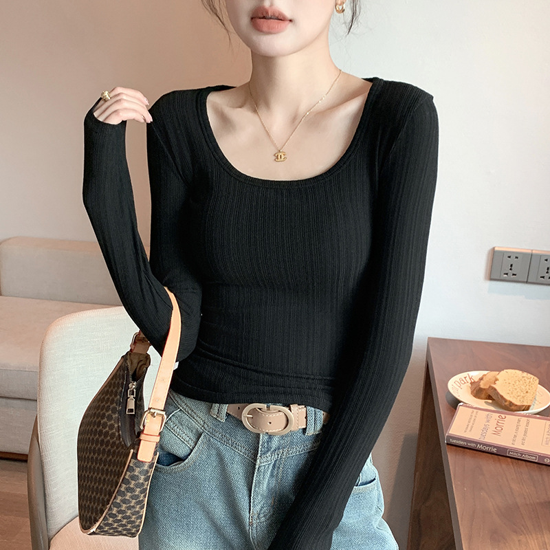 بلوزة نسائية بياقة واسعة (U-Neck) وأكمام طويلة، مثالي للارتداء كطبقة داخلية