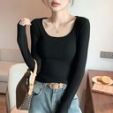 بلوزة نسائية بياقة واسعة (U-Neck) وأكمام طويلة، مثالي للارتداء كطبقة داخلية