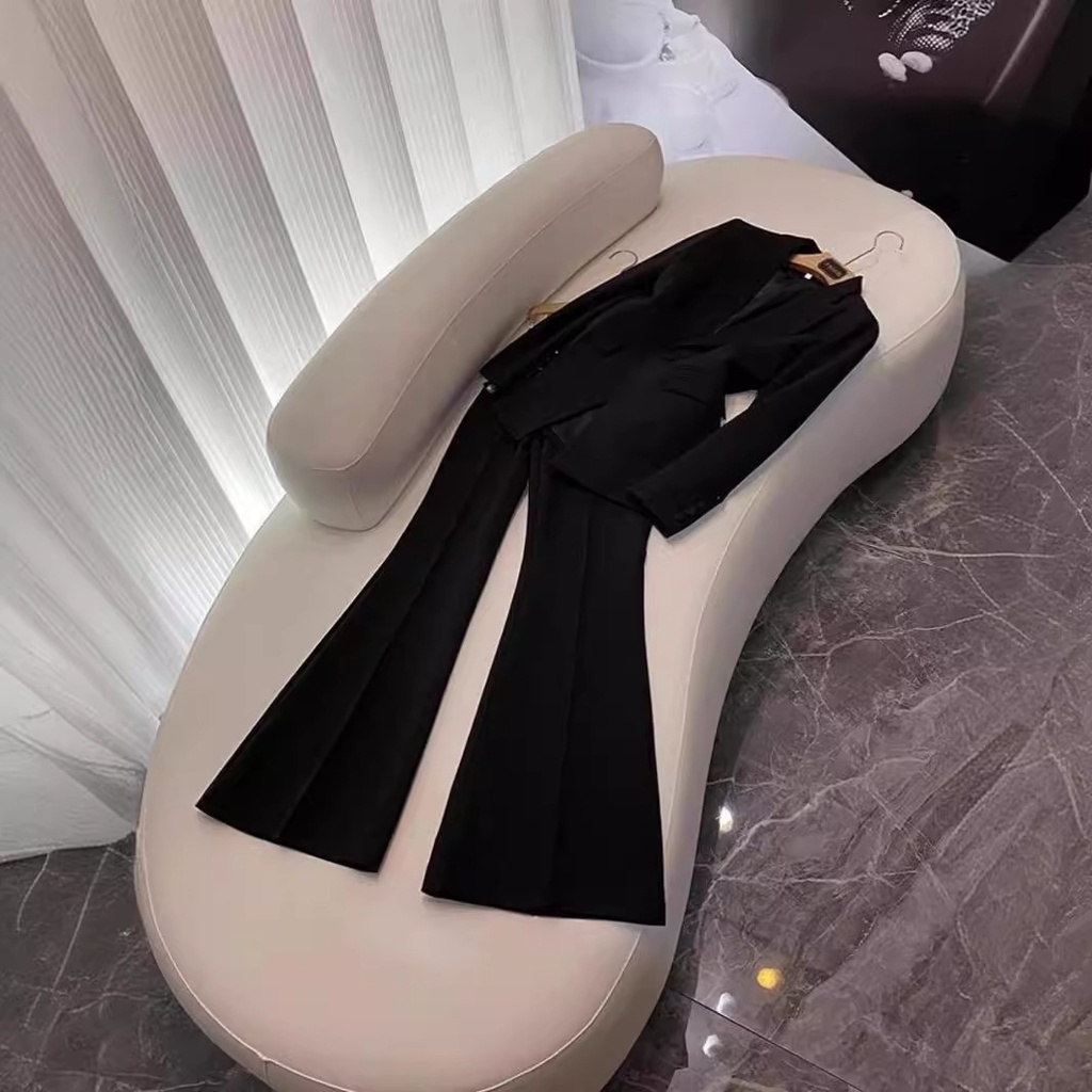 طقم نسائي أنيق مكوّن من جاكيت بزر واحد مع بنطال واسع الساقين