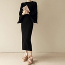 طقم محبوك من قطعتين بأكمام واسعة وقصّة ضيقة مع شق أنيق