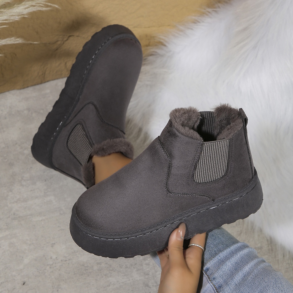 Stylish girls’ winter boots lined with thick fur, offering warmth and comfort with a modern flat design