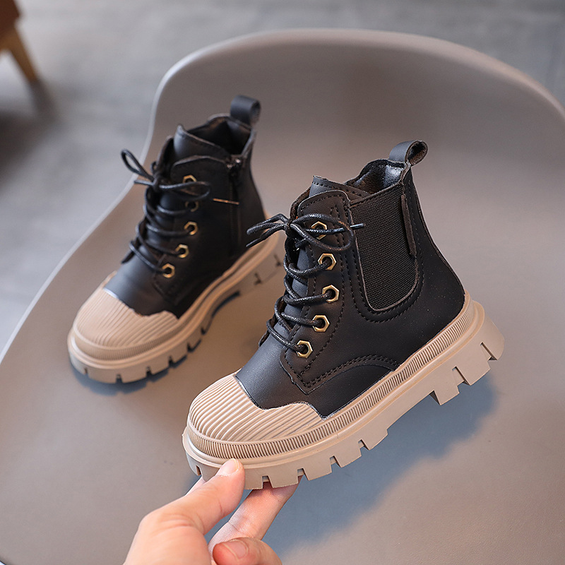 Boot for boys with a classic English-inspired design