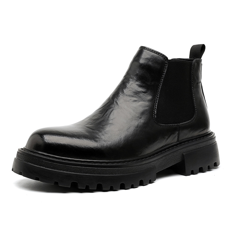 Men’s mid-top boots with a classic British design