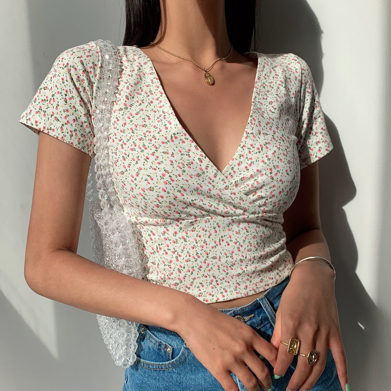 Slim cropped blouse with a V-neck and floral pattern