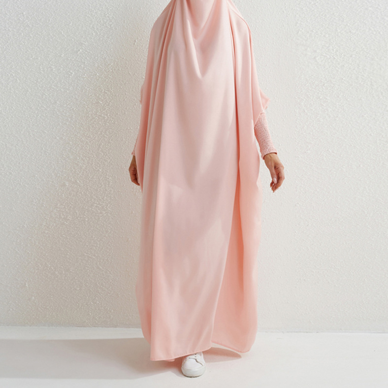 A loose prayer set with an elegant and comfortable design