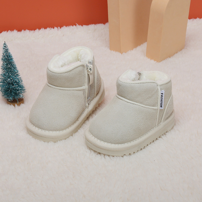 Snow boots for children, lined to protect the feet from cold and snow 