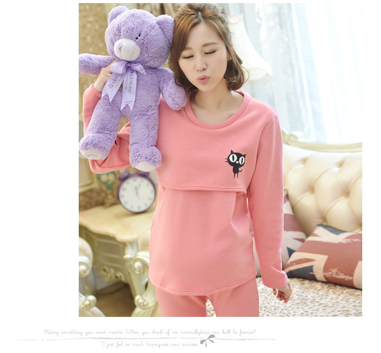 Thermal pajamas specifically designed for pregnant women, combining warmth and comfort with a modern and elegant design 