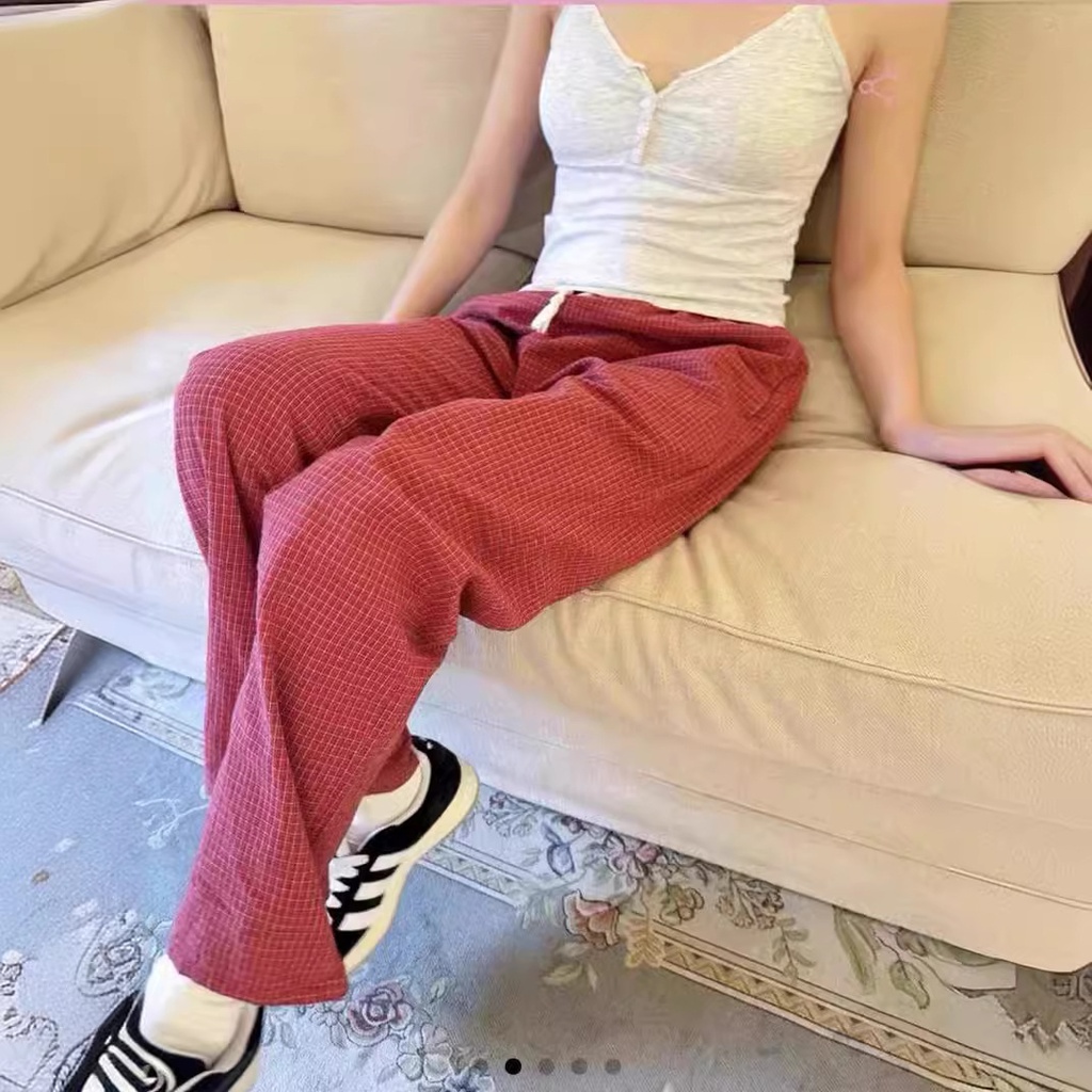 بنطلون كاجوال واسع الأرجل بنمط كارو أحمر ورباط