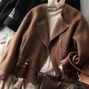 معطف نسائي من الصوف بتصميم عصري مع خصر مشدود بحبل