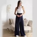 شورت نسائي بتصميم يشبه التنورة، بلون سادة مع حزام على الخصر