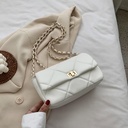 A small square bag with a modern touch and an elegant chain that complements every look