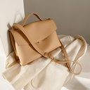 Large Capacity Tote Bag, Wearable as a Crossbody or One-Shoulder with an Elegant Design