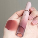 Elegant glossy lip lacquer for a natural and radiant look