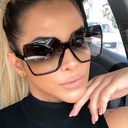 Oversized Women's Sunglasses – Elegant and Trendy Look