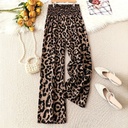 Casual pants with leopard and floral print, featuring an elastic waist and wide legs for a comfortable and elegant fit