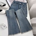Women's slim-fit jeans with a modern and personalized touch, inspired by European style