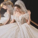 A wedding dress with a modern and elegant design that captures attention, adorned with soft tulle and crystal details