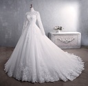 Elegant white dress embroidered with luxurious lace, giving you a captivating and refined look