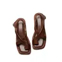 Stati sandals in a classic French style featuring a toe-ring design