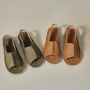 Women’s natural leather flat sandals, featuring a modern and casual design